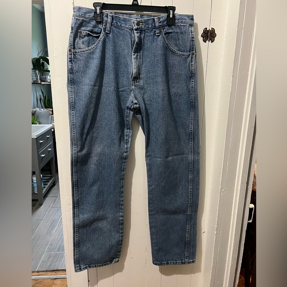 Men’s Wrangler Jeans Size 36 x 32. Gently used